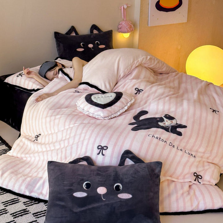 Kuschelige Microfleece-Bettwäschegarnitur mit 3D-Katzenapplikation und Herz-Zierkissen