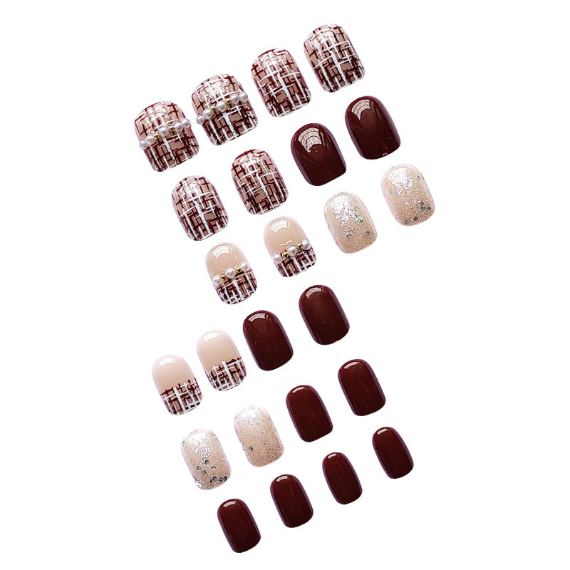 Kunstvoll gestaltete Nagelkunst Karnz