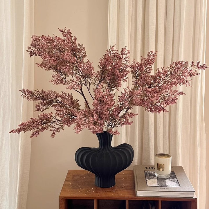 Skulptural hohe gerippte matte Keramik-Bud-Vase mit organischem S-Kurven-Profil
