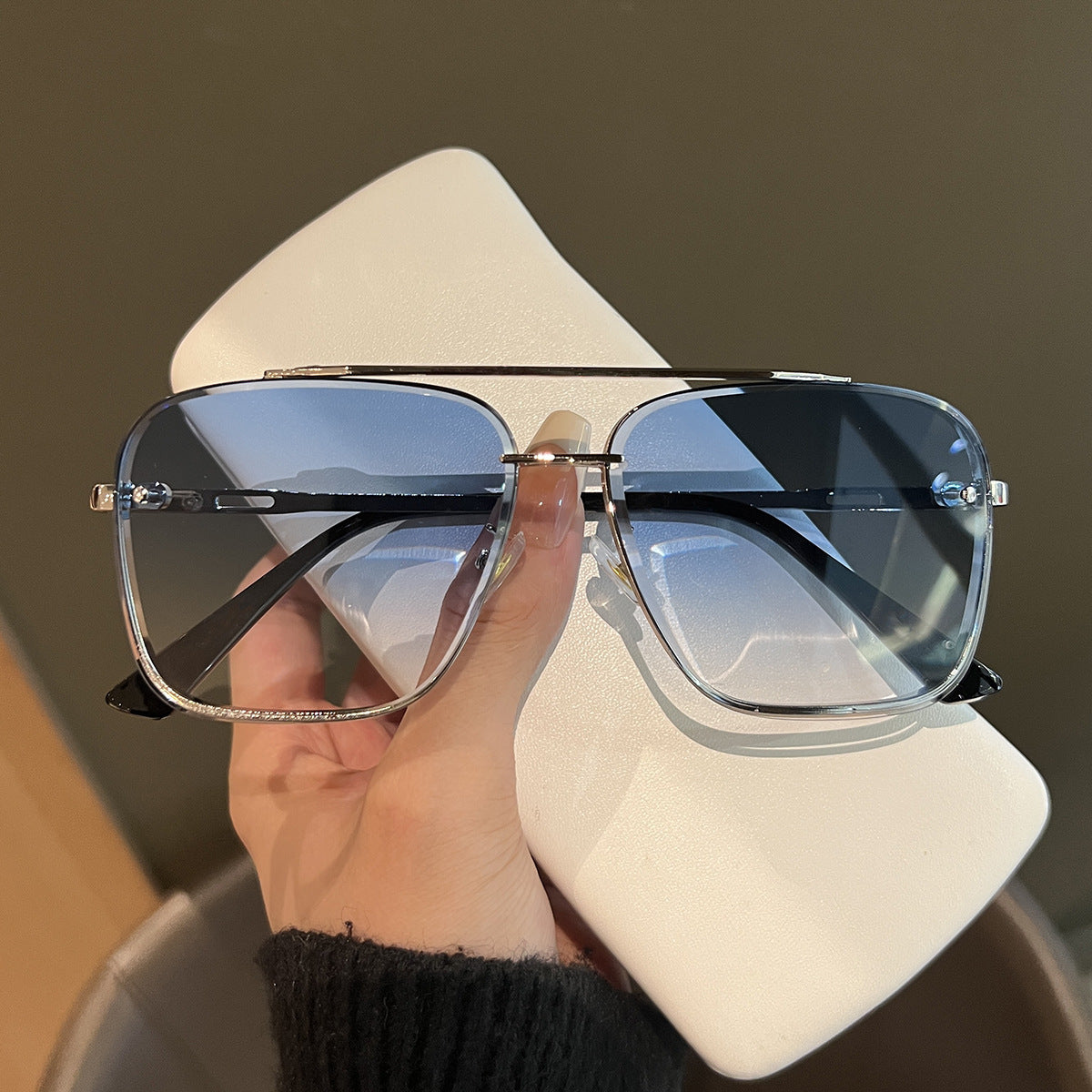 Damen quadratische Sonnenbrille mit schützenden Gläsern und modernem Metallrahmen Karnz