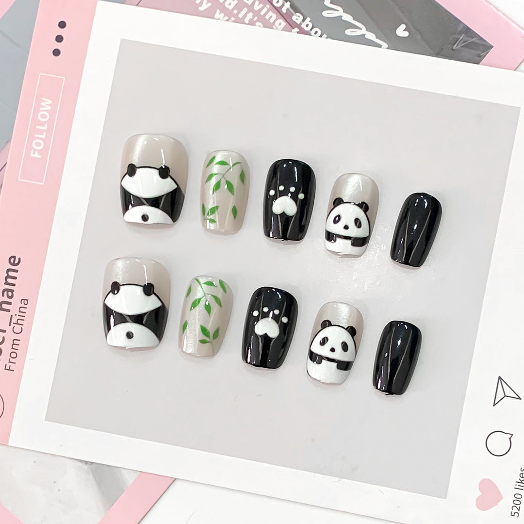 Kreative Kunstnägel mit Pandadesign Karnz