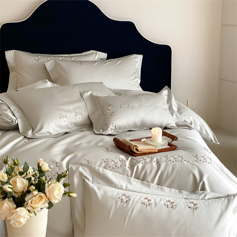 Satin-Bettwäsche-Set mit zarter Blumenstickerei und seidenweichem Griff