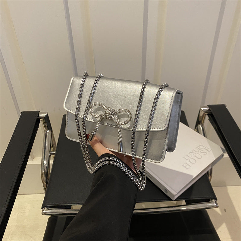Elegante Abendtasche mit Schleifendetail