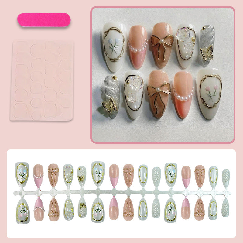 Kunstnagelset mit romantischen Blüten- und Goldverzierungen Karnz