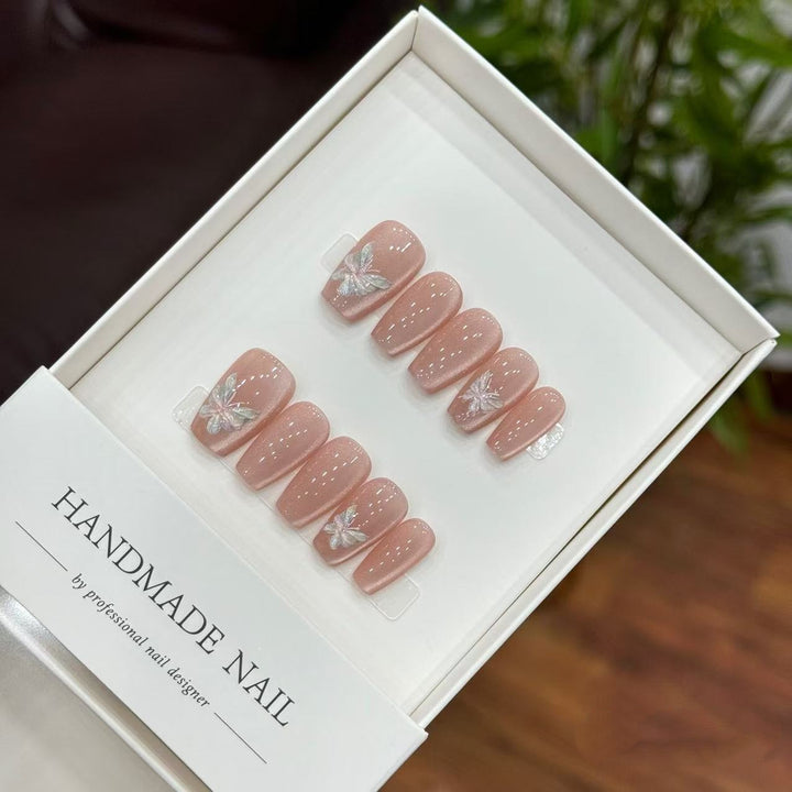 Handgemachtes Press-On Nail Set mit Blumendesign