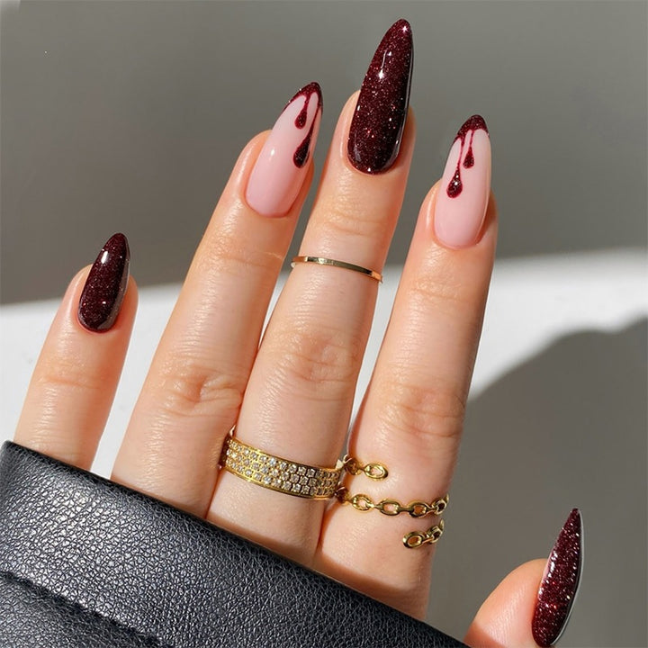Kunstnagelset mit funkelnden Glitzer- und klassischen Akzenten Karnz