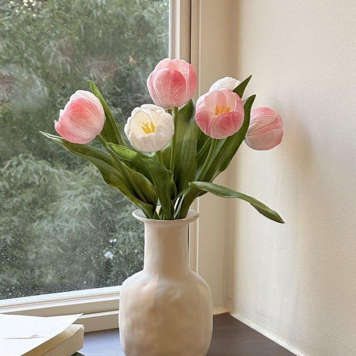 Dekorativer künstlicher Tulpenstrauß