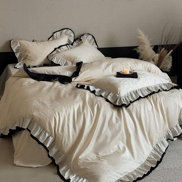 Romantisches Bettwäsche-Set mit Rüschenbordüre und feiner Jacquard-Stickerei