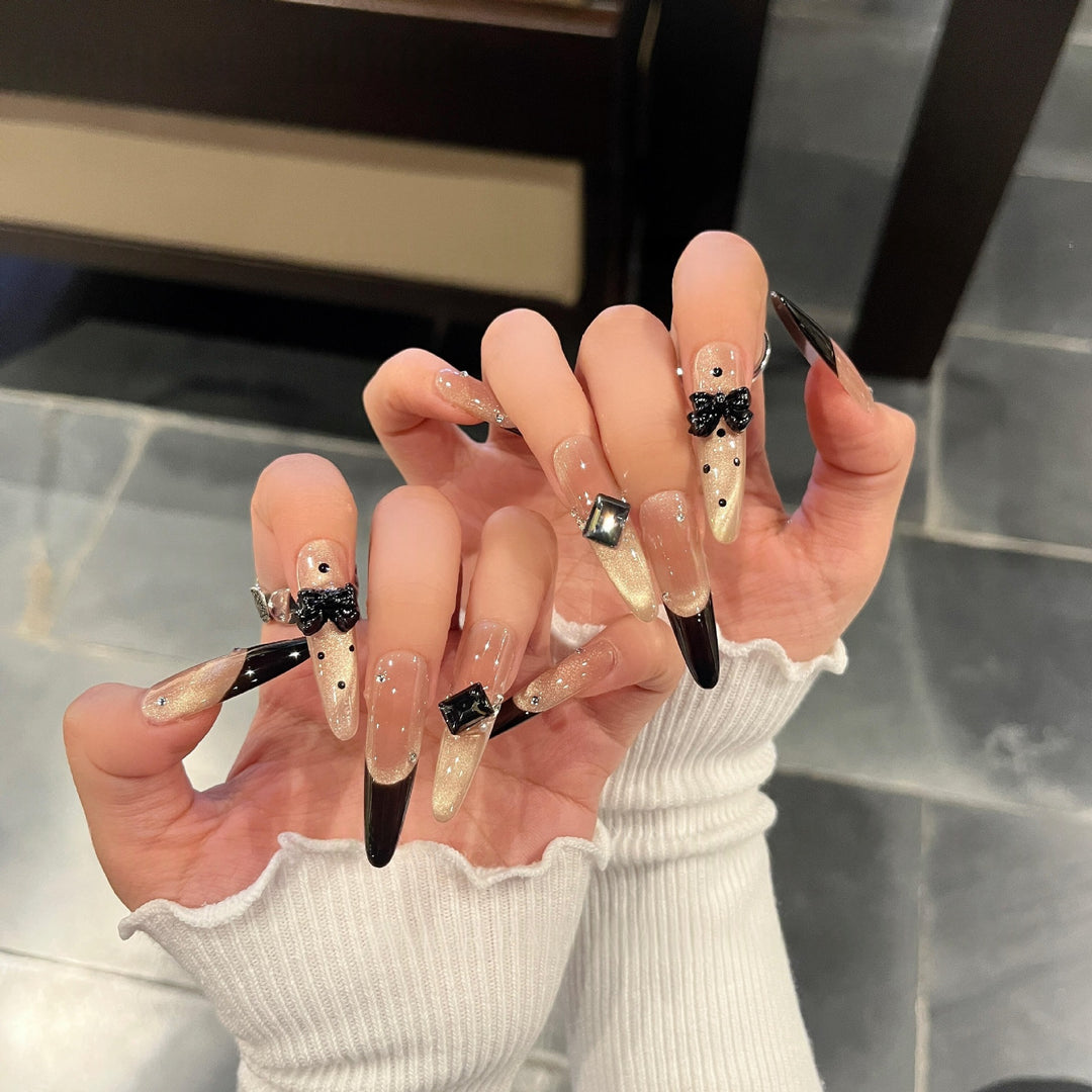 Elegante Kunstnägel mit Schleifen- und Strassdesign Karnz