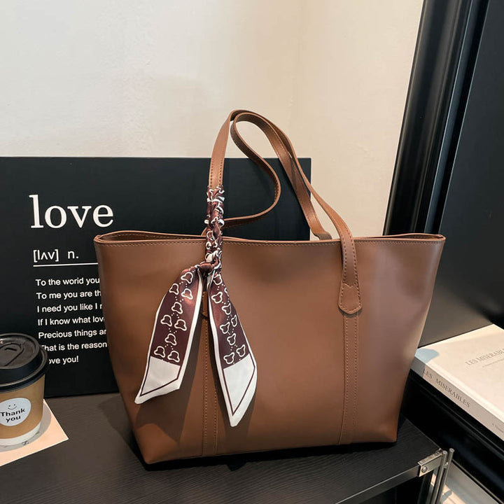 Klassische Ledertasche mit dekorativem Schal