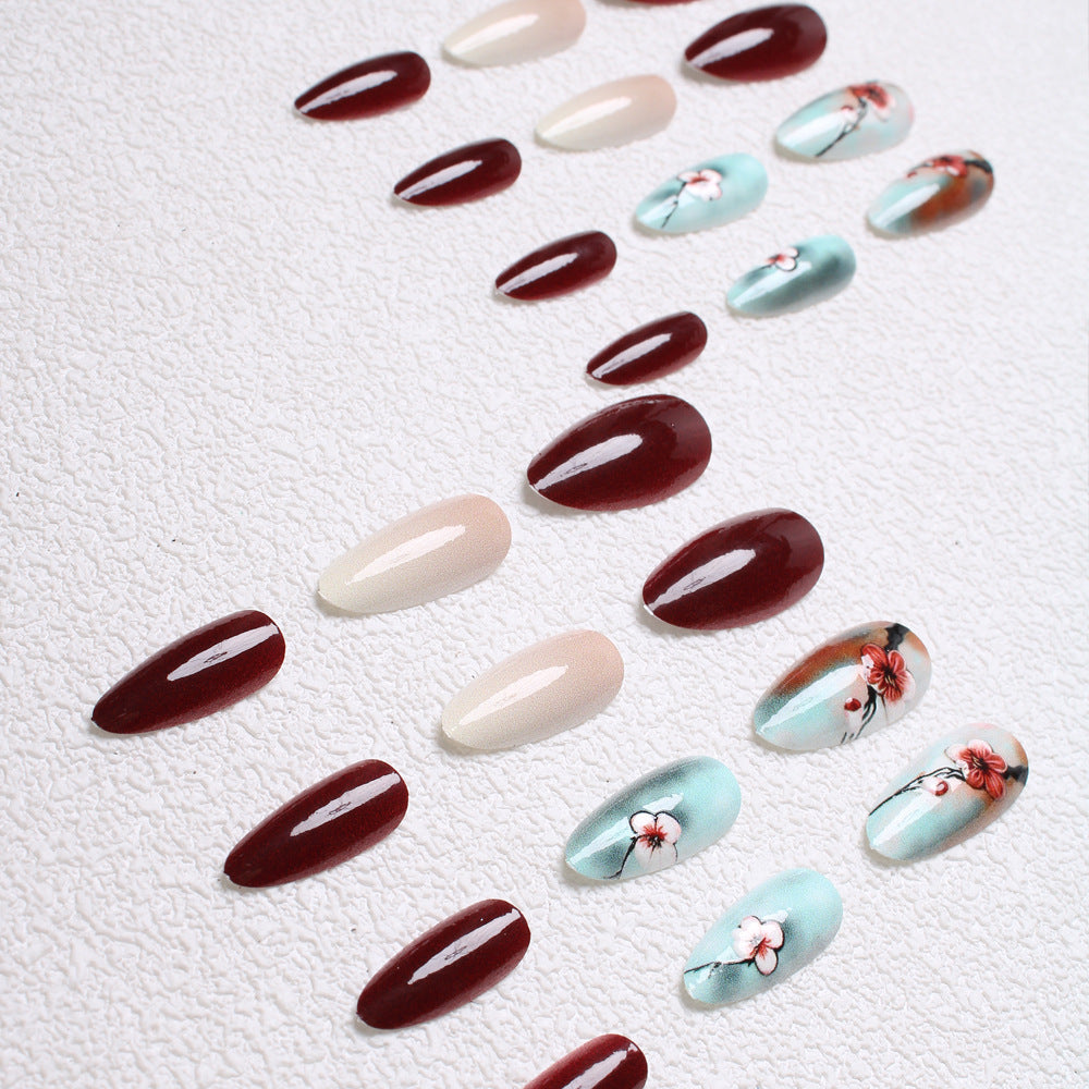 Künstlerische florale Press-On-Nageldesigns Karnz
