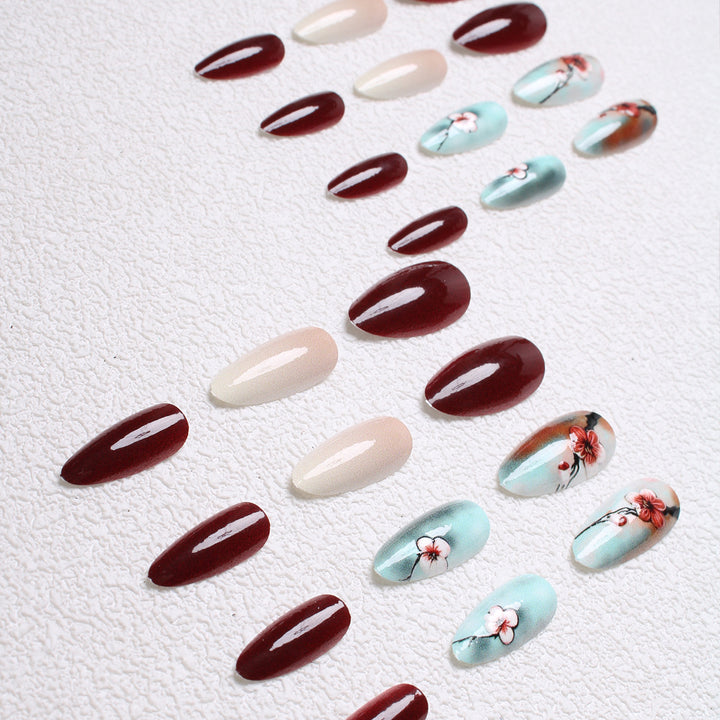 Künstlerische florale Press-On-Nageldesigns Karnz