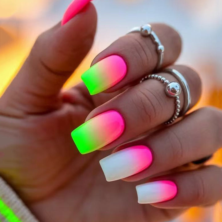 Kreative Gel-Nägel mit Neon-Farbverlauf Karnz