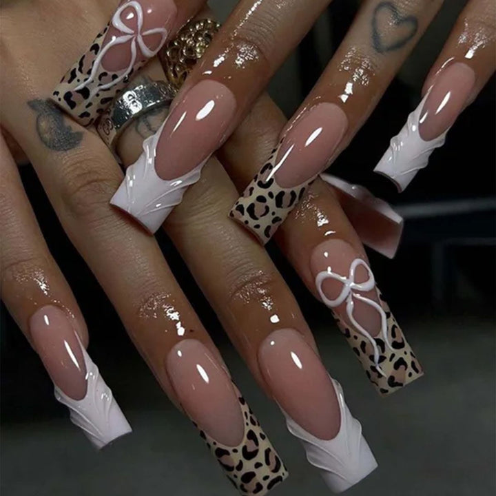 Elegante florale Acrylnageldesign-Verbesserungen Karnz