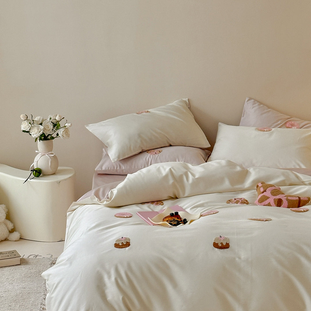 Bestickte Satin-Feeling Bettbezugset mit Plüsch-Applikationen und Kissenbezügen