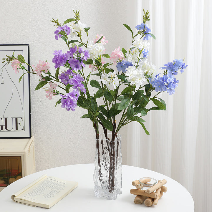 Dekorativer Kunstzweig mit weißen Blüten Karnz