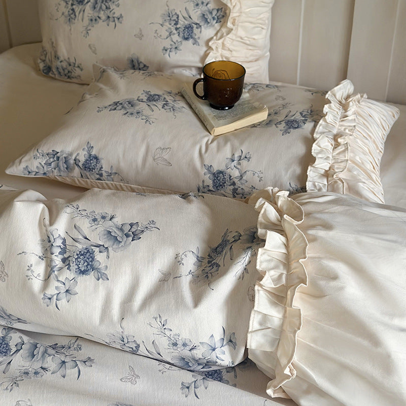 Bettwäsche-Garnitur im Vintage-Floralmotiv mit gerafftem Volant und Schleifen-Kissenhülle