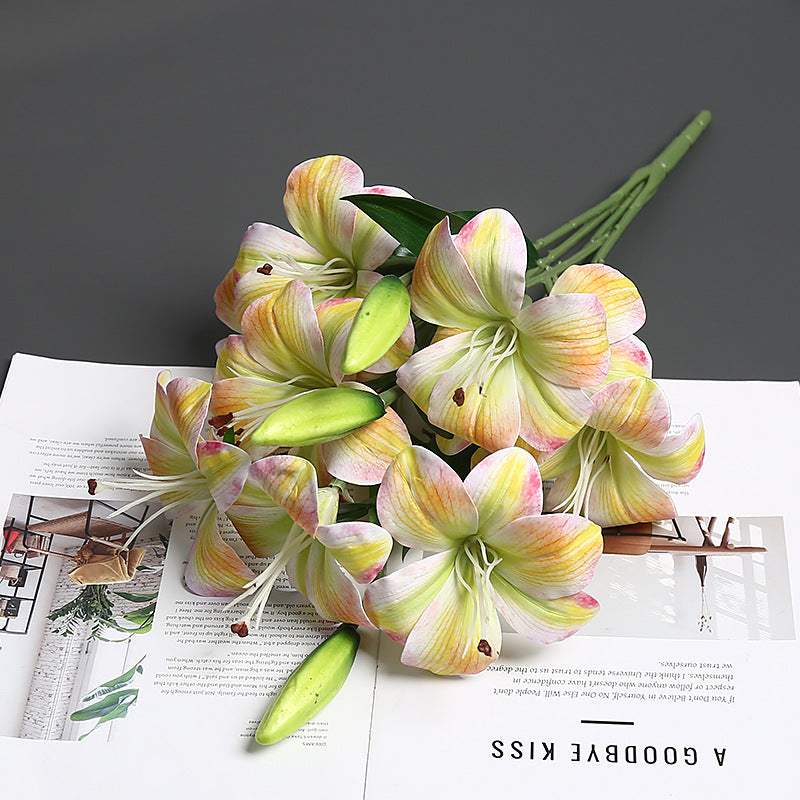 Realistischer lebensnaher Lilienblumenstrauß
