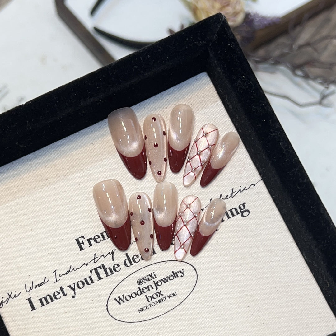 Elegantes Künstlerisches Press-On-Nagelset mit einzigartigem Design