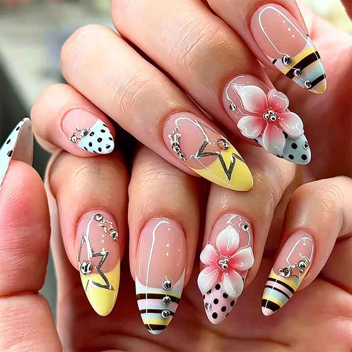 Elegante Kunstnägel mit handbemalten floralen Akzenten Karnz
