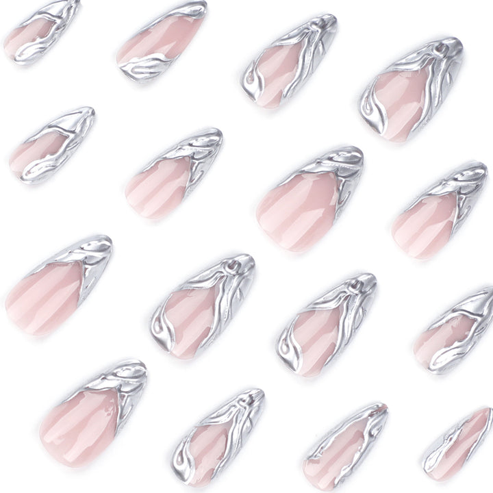 Kunstvolle Acryl-Stiletto-Nägel mit eleganten Metallic-Verzierungen Karnz