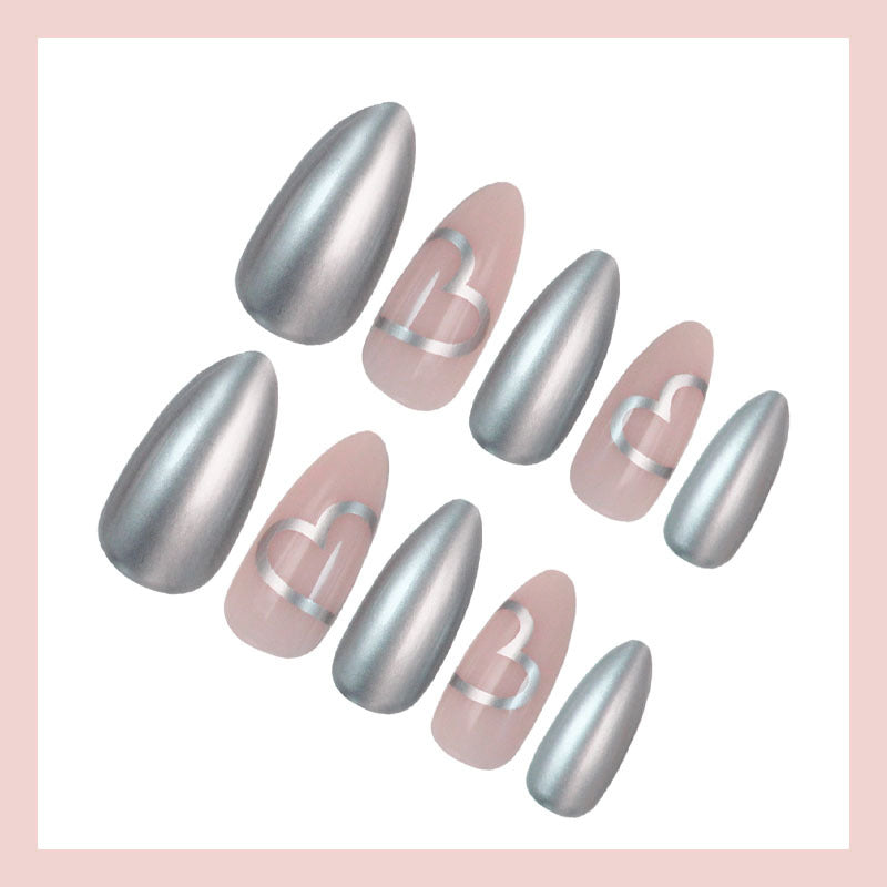 Kunstnagelset mit luxuriösem Silber-Finish und Herzmotiven Karnz