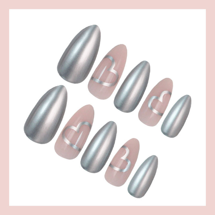 Kunstnagelset mit luxuriösem Silber-Finish und Herzmotiven Karnz