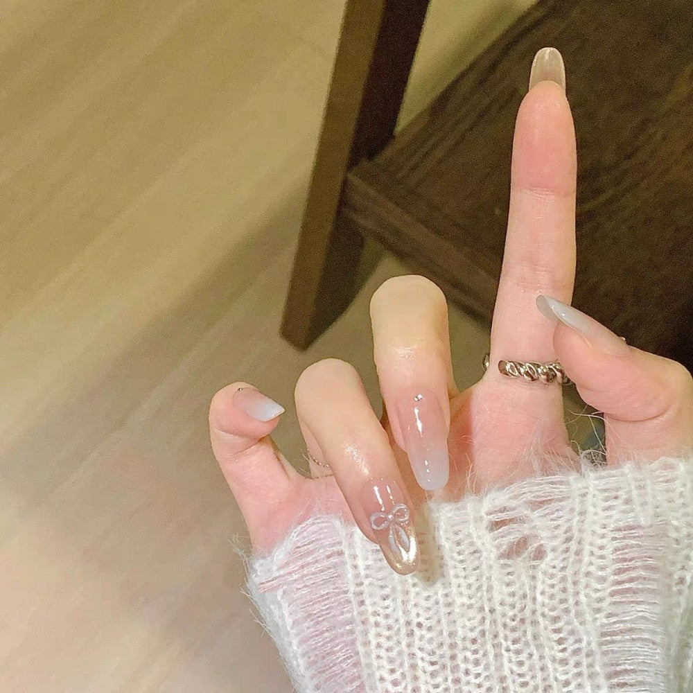 Künstlerisches Press-On-Nagel-Set mit Glitter und floralen Akzenten Karnz