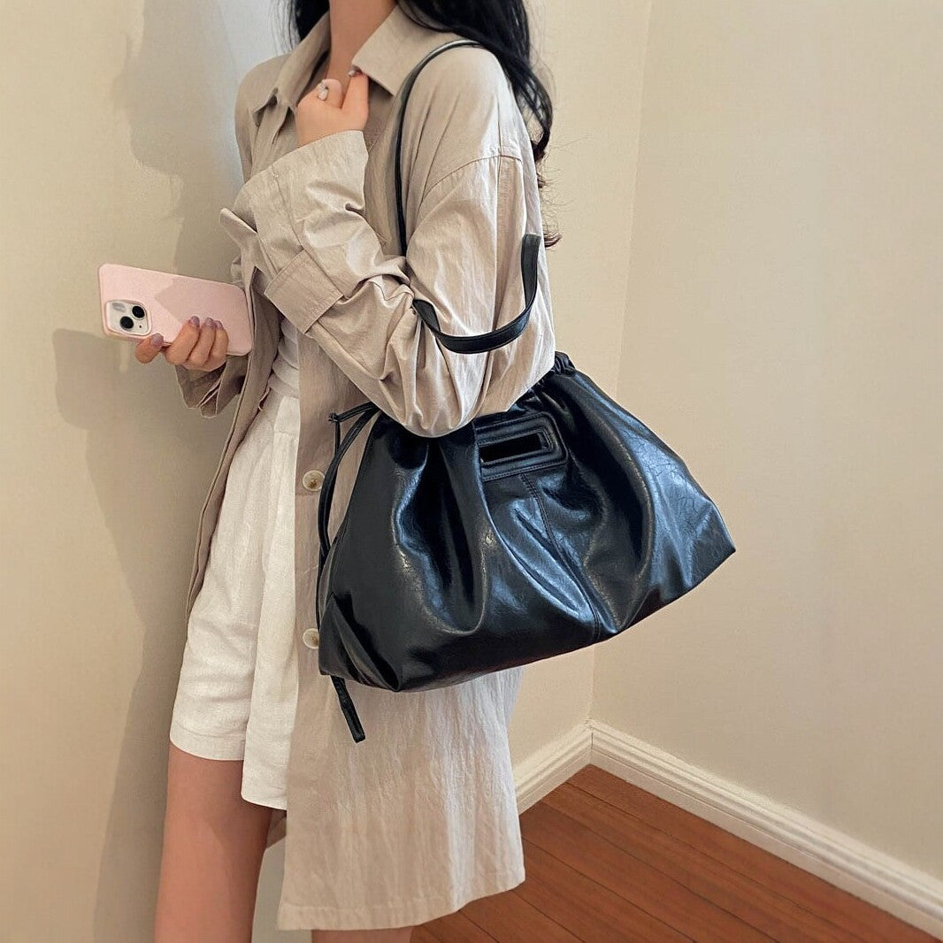 Elegante geraffte Lederhandtasche