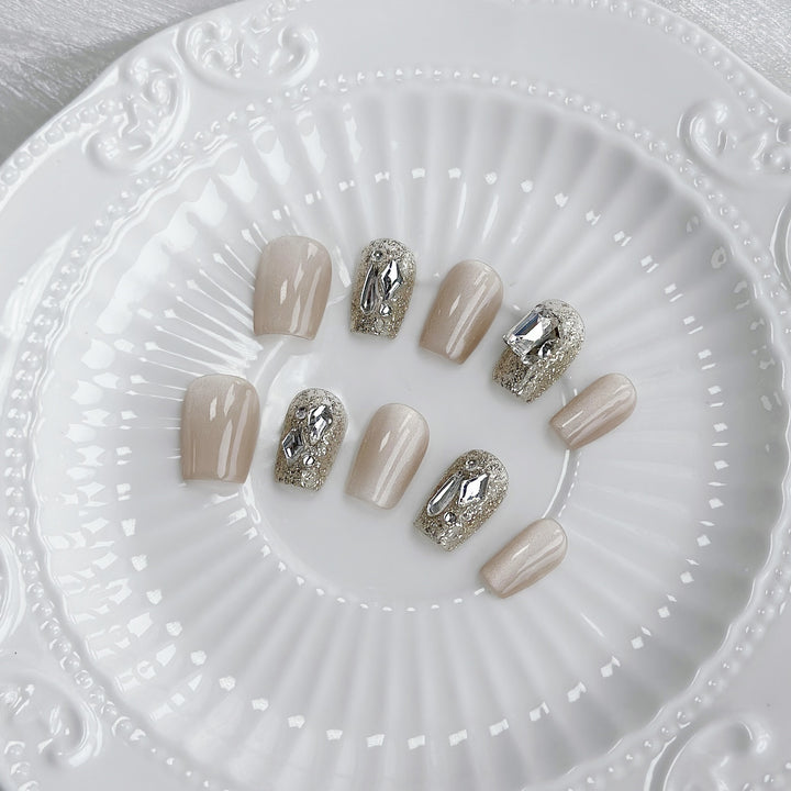 Glamouröse Press-On Nagelset mit glänzenden dekorativen Akzenten