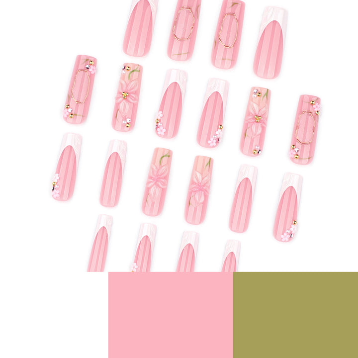 Kunstvolle Nagelverlängerungen mit floralen Verzierungen Karnz