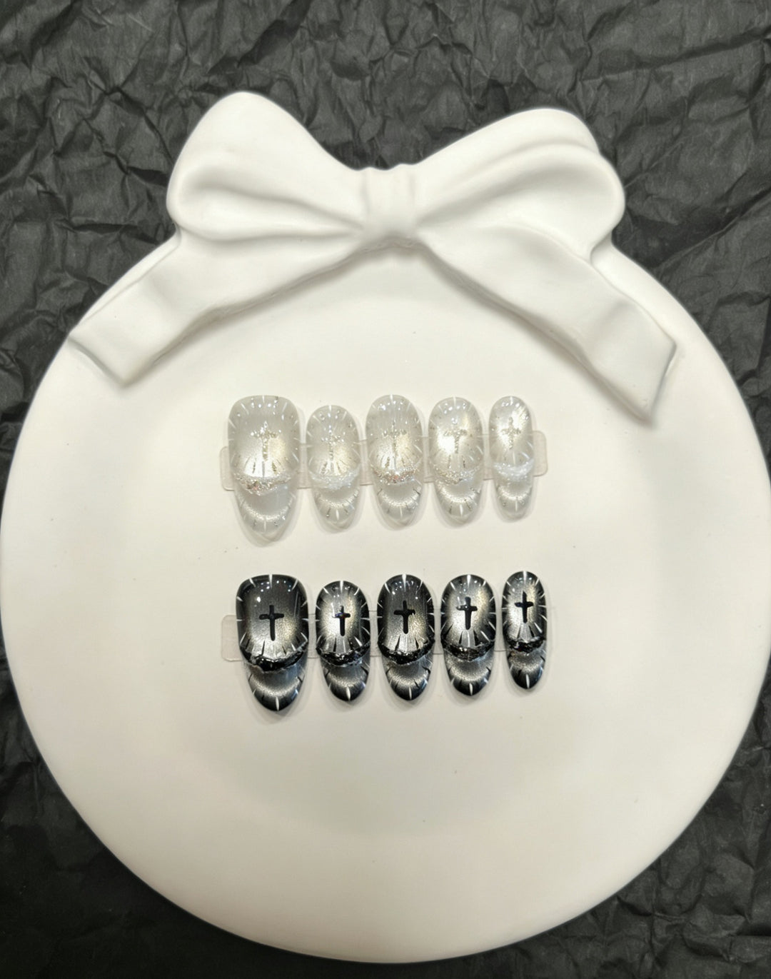 Künstlerisches Press-On Nagelset mit einzigartigen Kreuzdesigns