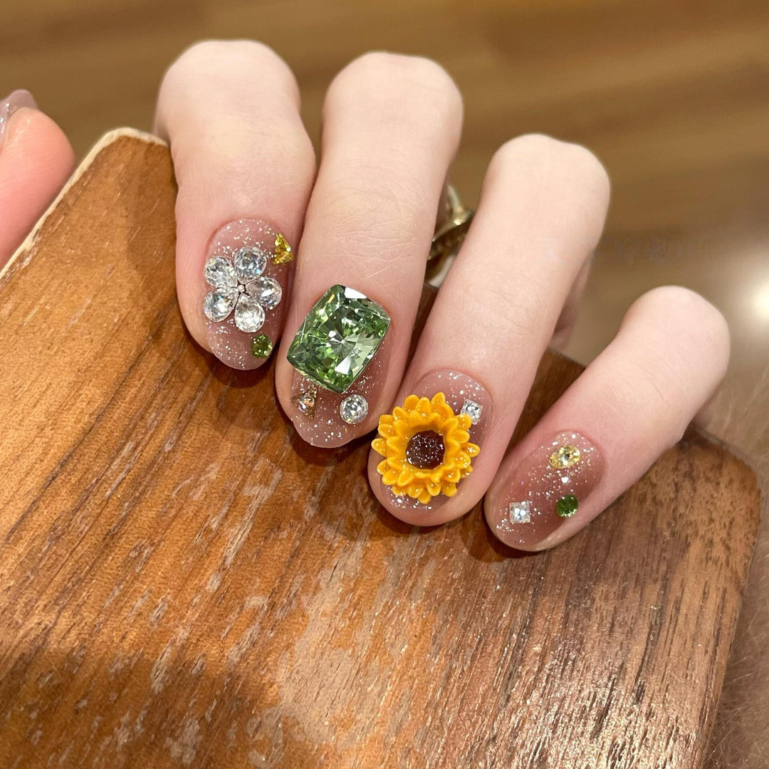 Kunstnägel mit Funkelnden Applikationen und Floralen Designs Karnz