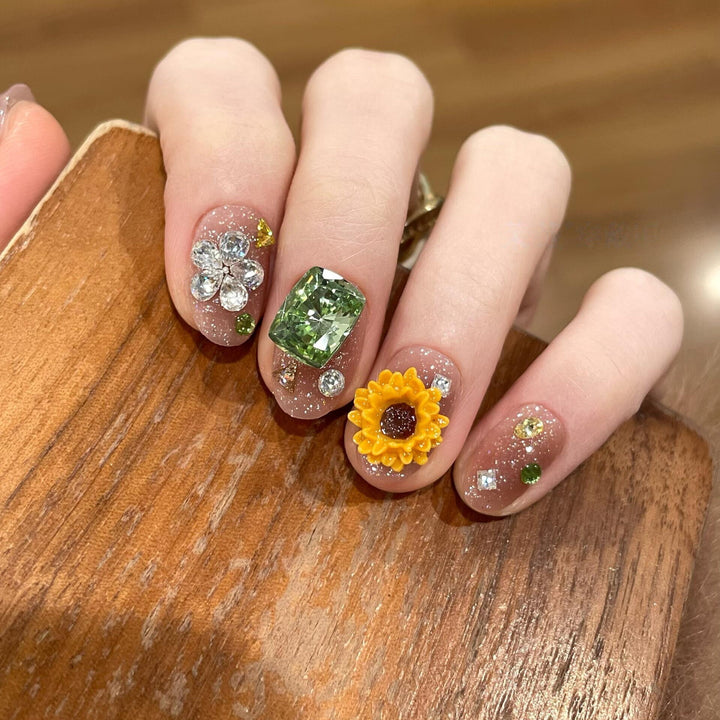 Kunstnägel mit Funkelnden Applikationen und Floralen Designs Karnz