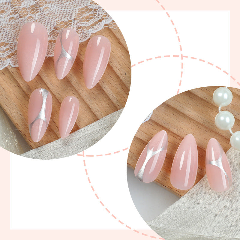 Elegantes Press-On Nail Set mit künstlerischen silbernen Akzenten Karnz
