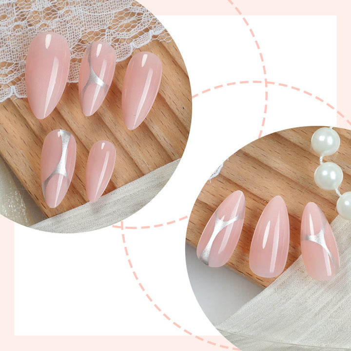 Elegantes Press-On Nail Set mit künstlerischen silbernen Akzenten Karnz