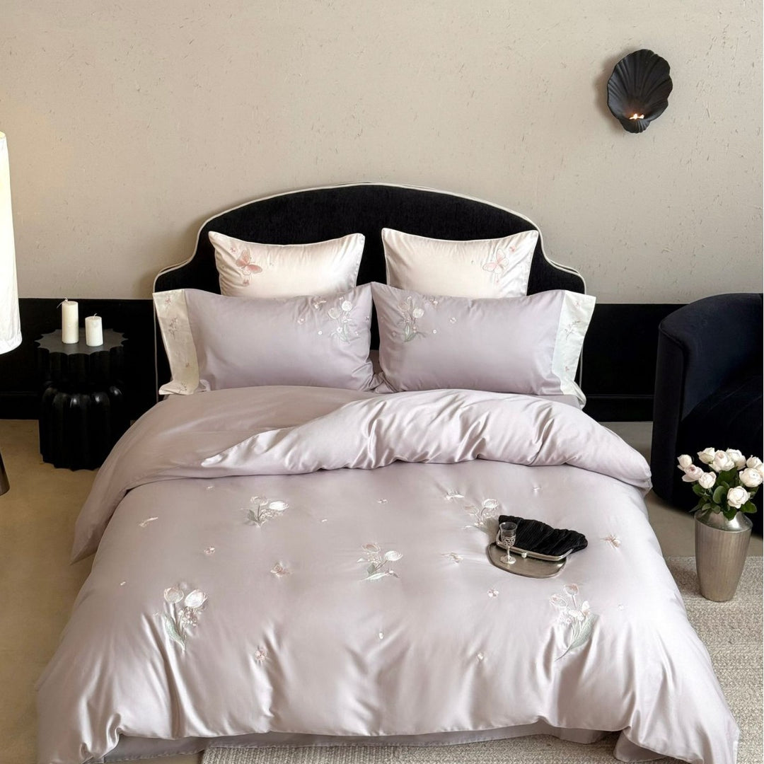 Satin-Bettwäscheset mit pastellbestickten Blumenapplikationen und extraweichem Finish