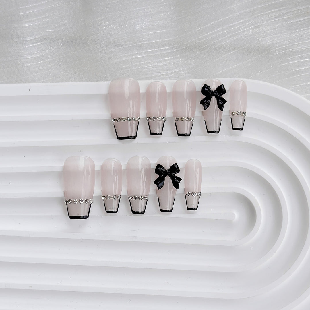 Elegantes Aufkleber-Nageldesign-Set mit schwarzem Bogen und Juwelenakzenten