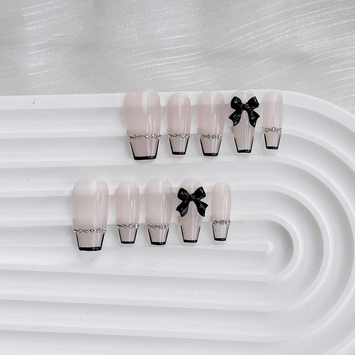 Elegantes Aufkleber-Nageldesign-Set mit schwarzem Bogen und Juwelenakzenten