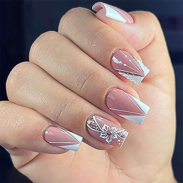 Kunstvolle Nailart mit floralem Design Karnz
