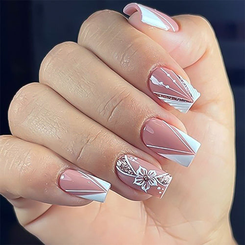 Kunstvolle Nailart mit floralem Design Karnz