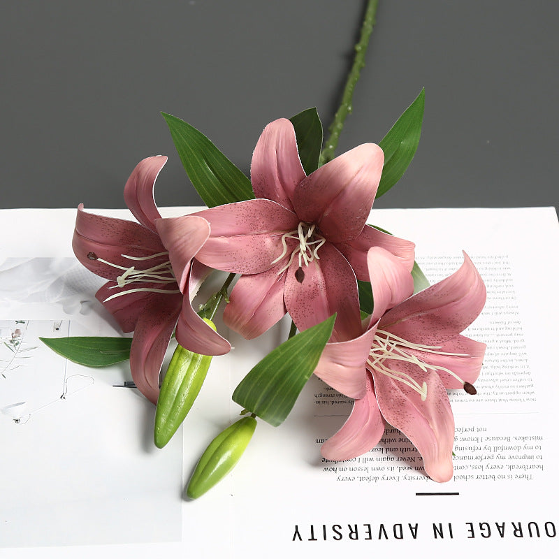 Lebensechte Lilienstängel-Anordnung