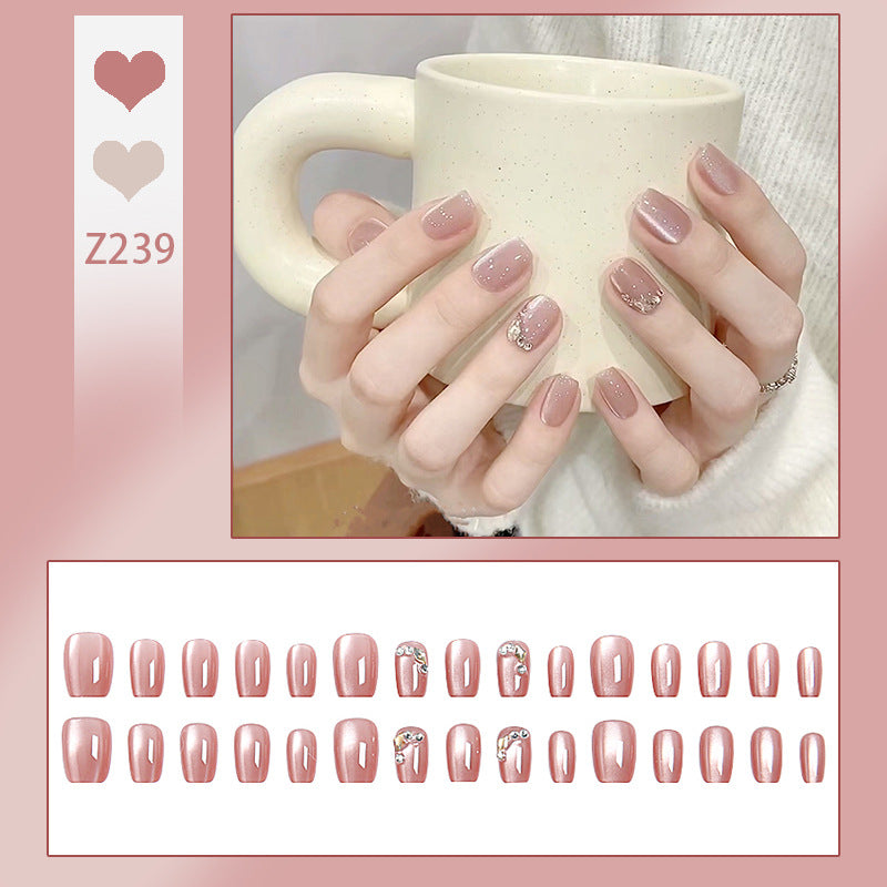Glitzernde Kunstnagelspitzen mit eleganten Details Karnz