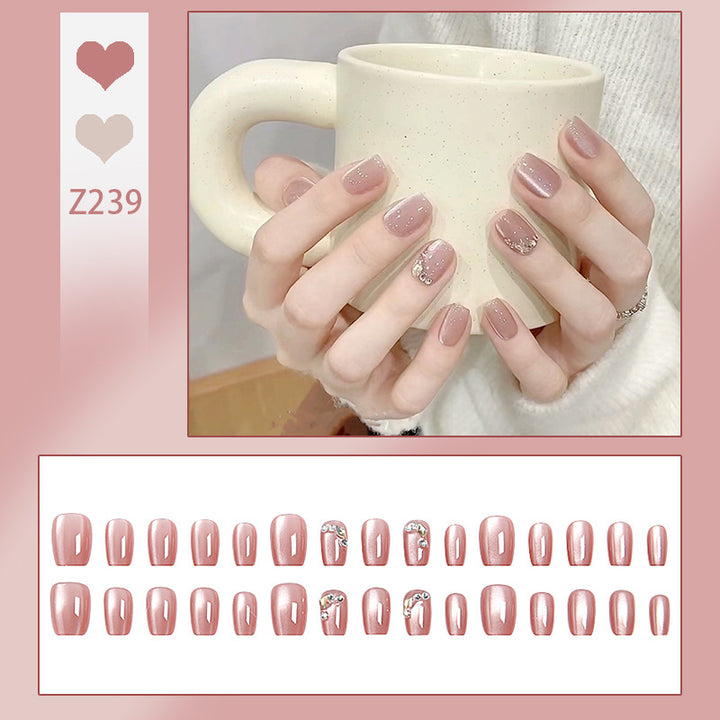 Glitzernde Kunstnagelspitzen mit eleganten Details Karnz