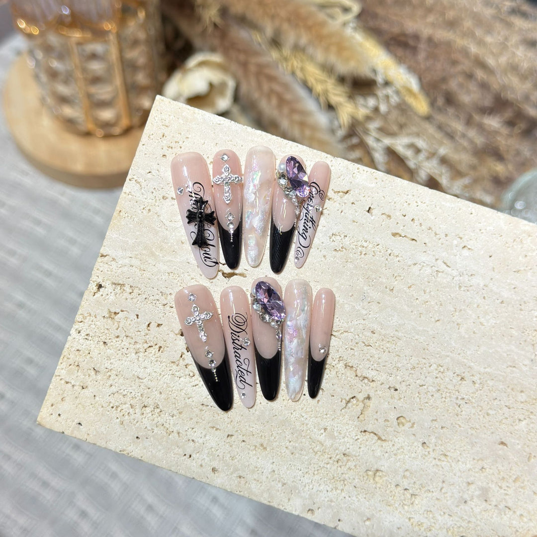 Künstlerisches Stiletto Press-On Nagelkunst Set mit eleganten dekorativen Elementen Karnz