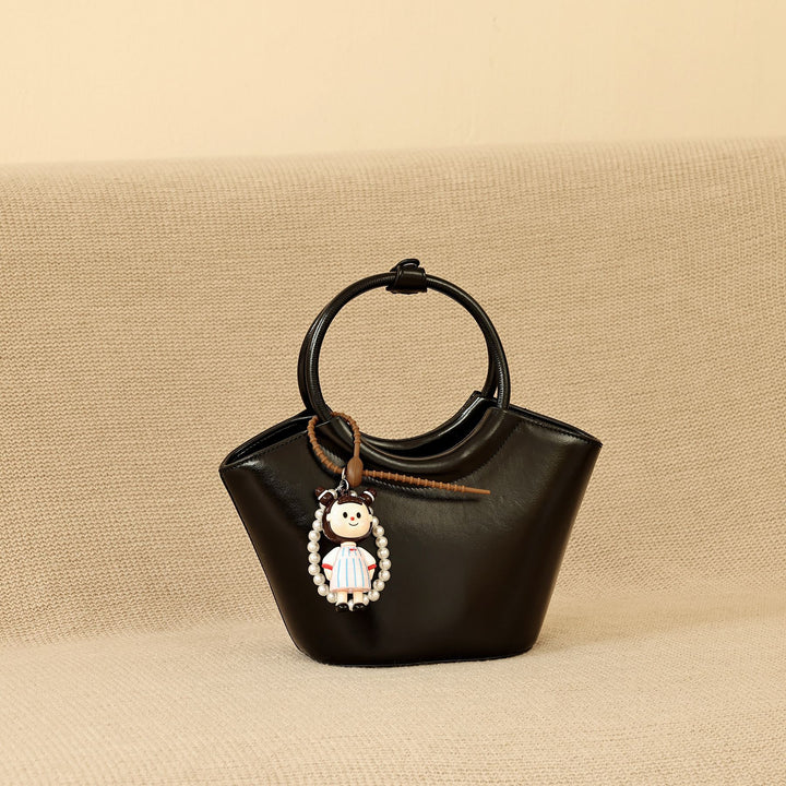 Schicke strukturierte Handtasche mit dekorativem Charms