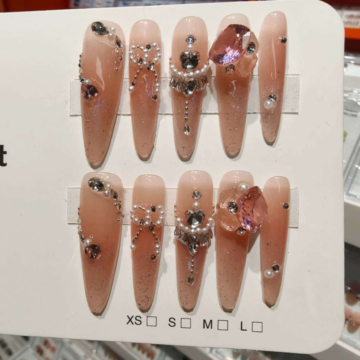Dekorativer Stiletto Press-On Nagelset mit Strass- und Perlenakzenten