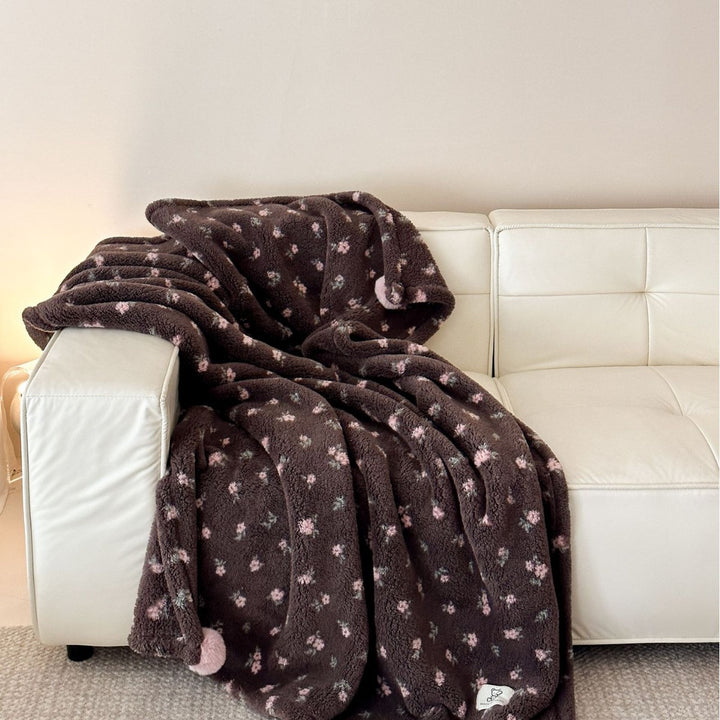 Große kuschelige Wohndecke im Nordic-Boho-Muster mit Pompon-Quasten