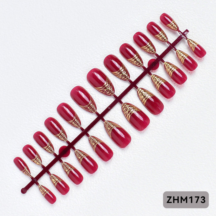 Elegante Press-On Nagelspitzen mit goldenen Details Karnz