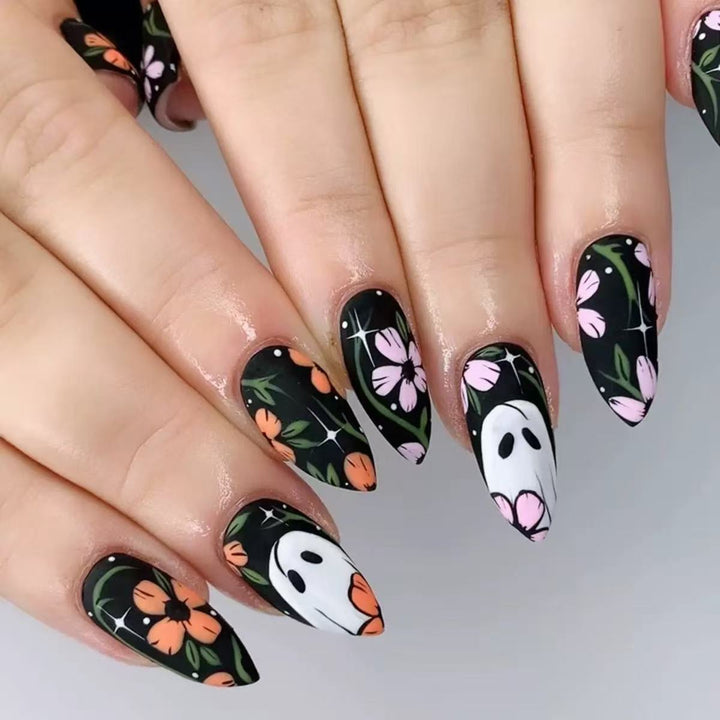 Künstliches Nagelset mit floralen und gespenstischen Designs Karnz